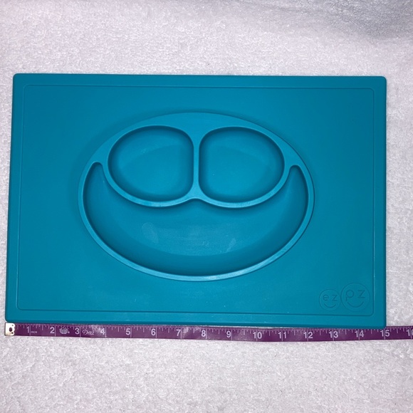 ezpz Happy Mat - 24 Months+ (Blue) - 100% Silicone Suction divided Plate mat - Picture 2 of 5